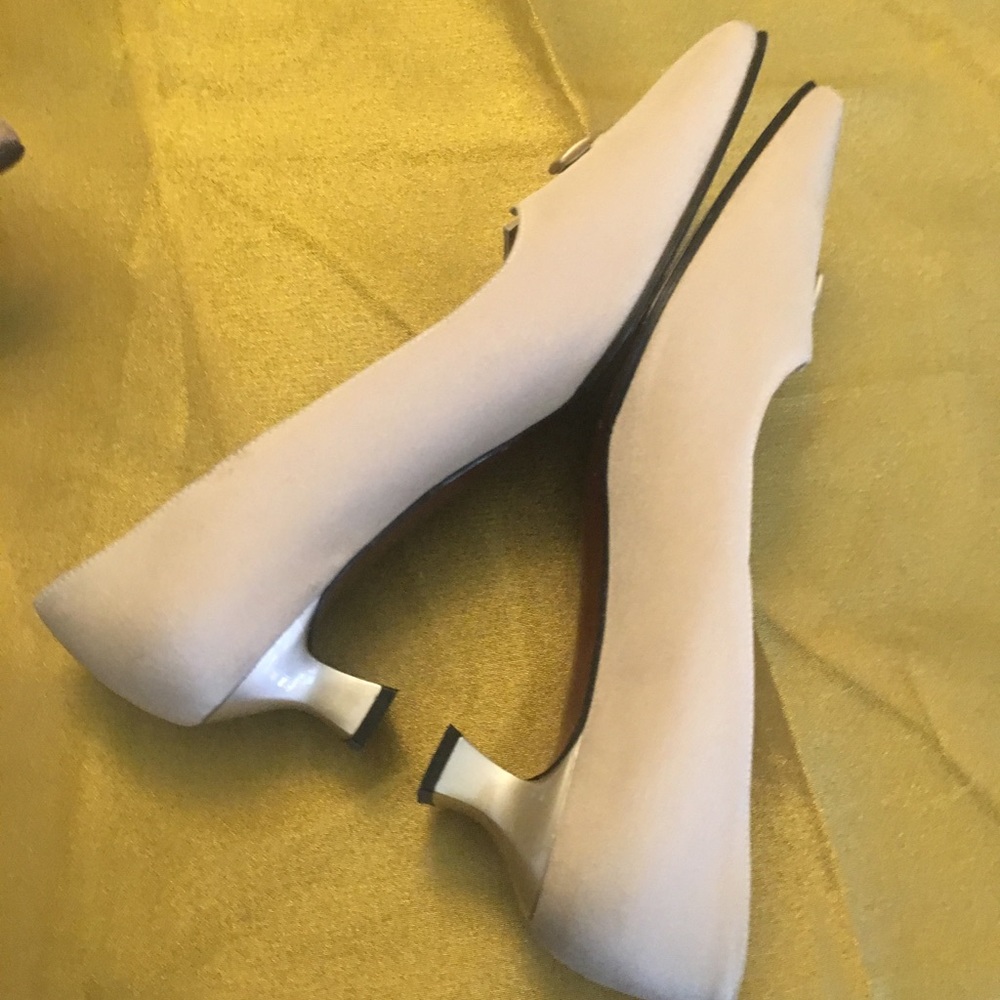 Stuart Weitzman Cream Cloth Low Heel Size 8m - image 2